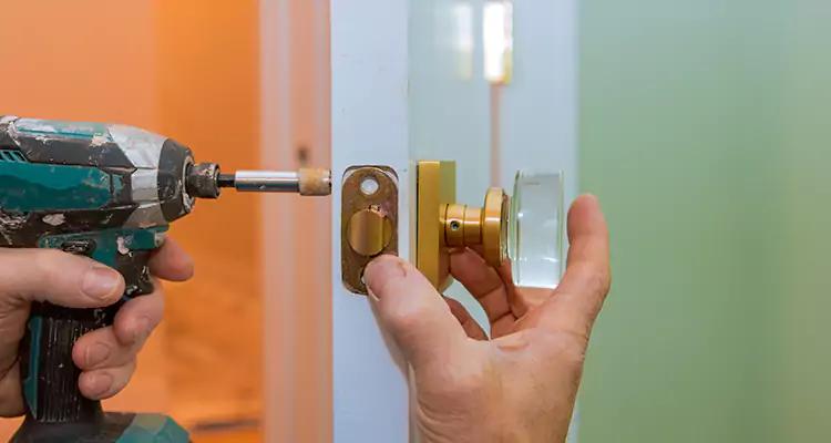 Broken Door Knob Fix in Coral Gables, FL